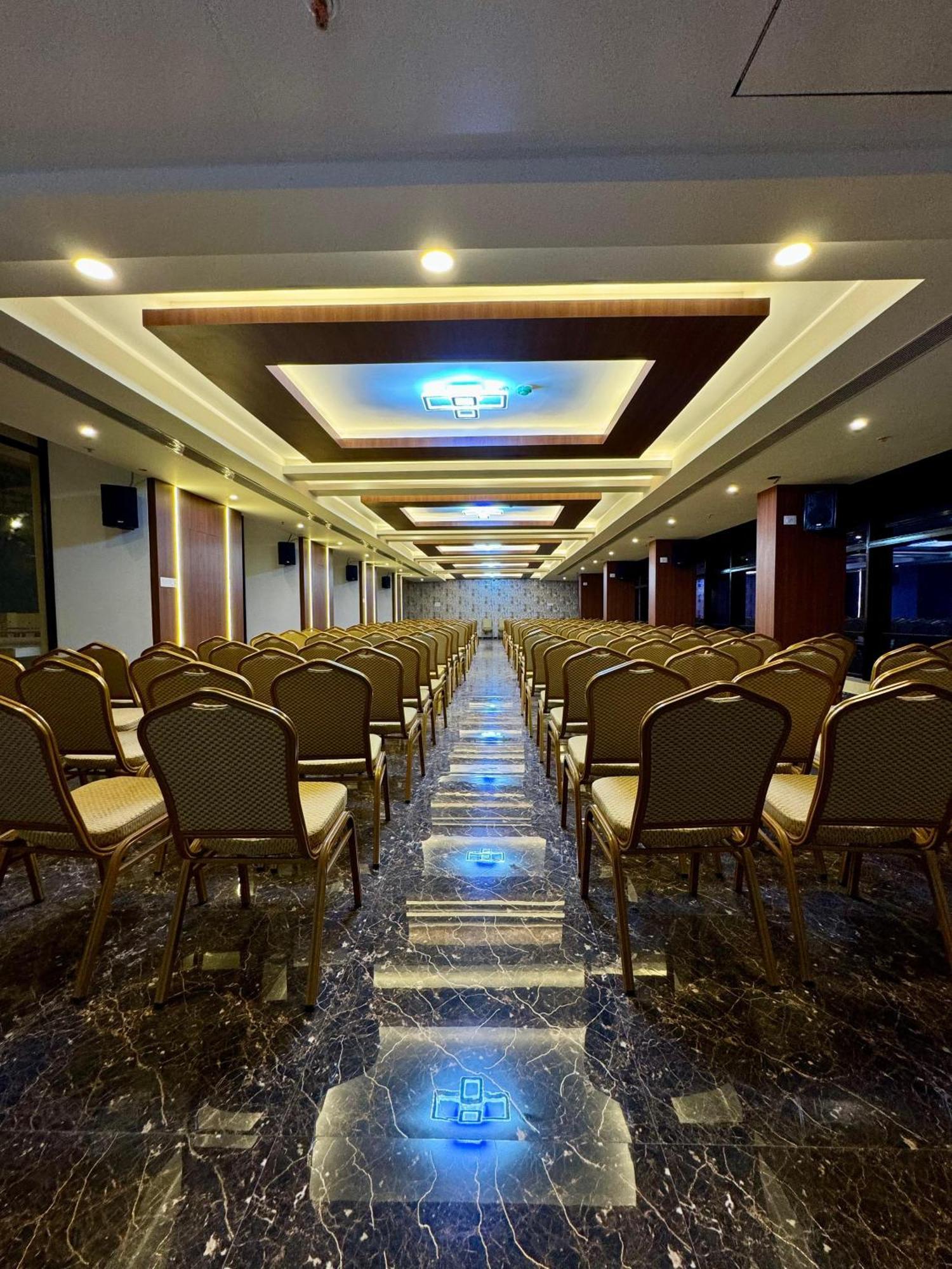 Le Royale Palace Karaikal Bagian luar foto