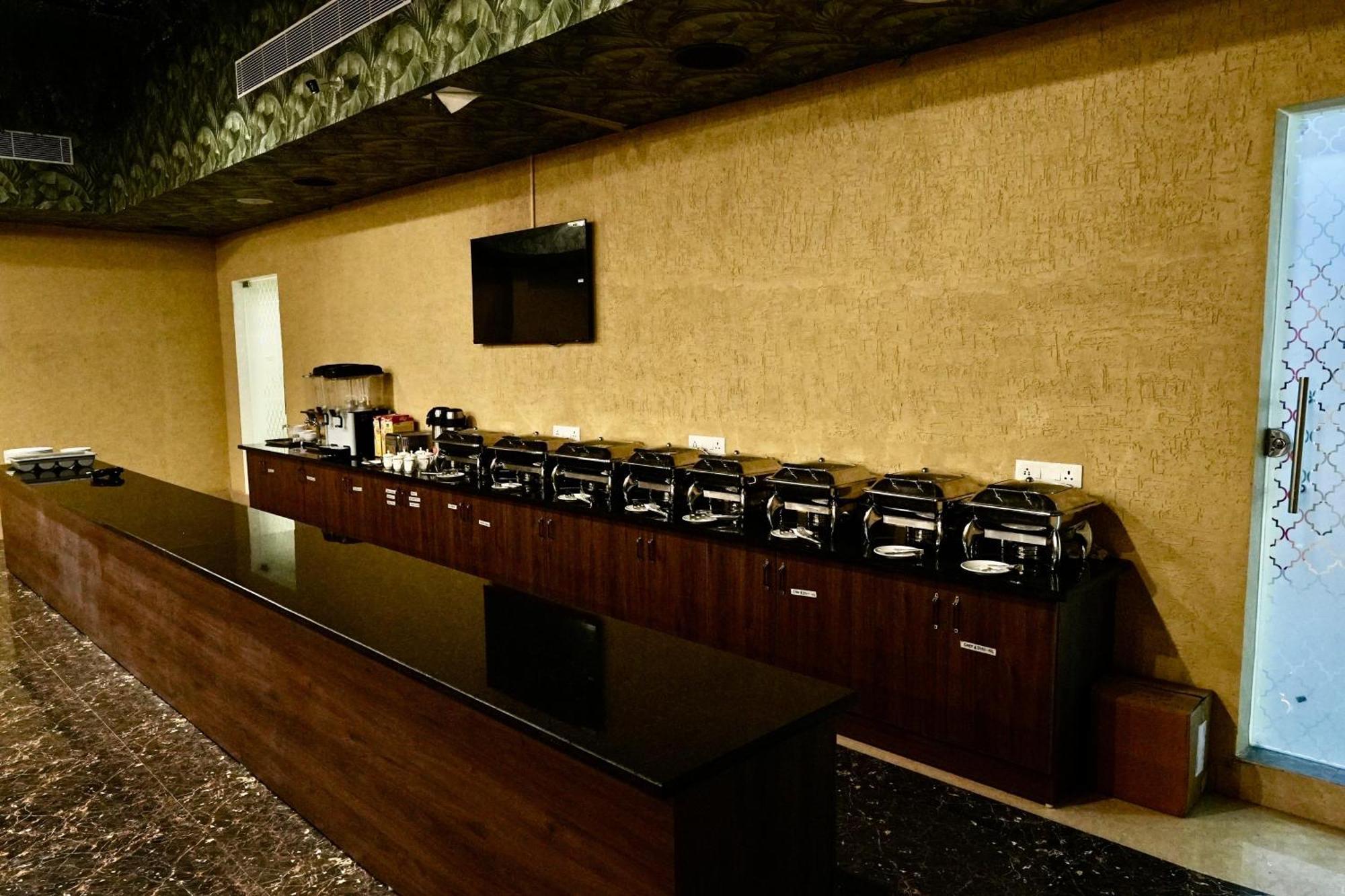 Le Royale Palace Karaikal Bagian luar foto