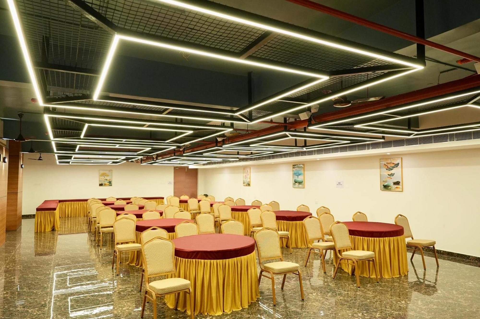 Le Royale Palace Karaikal Bagian luar foto