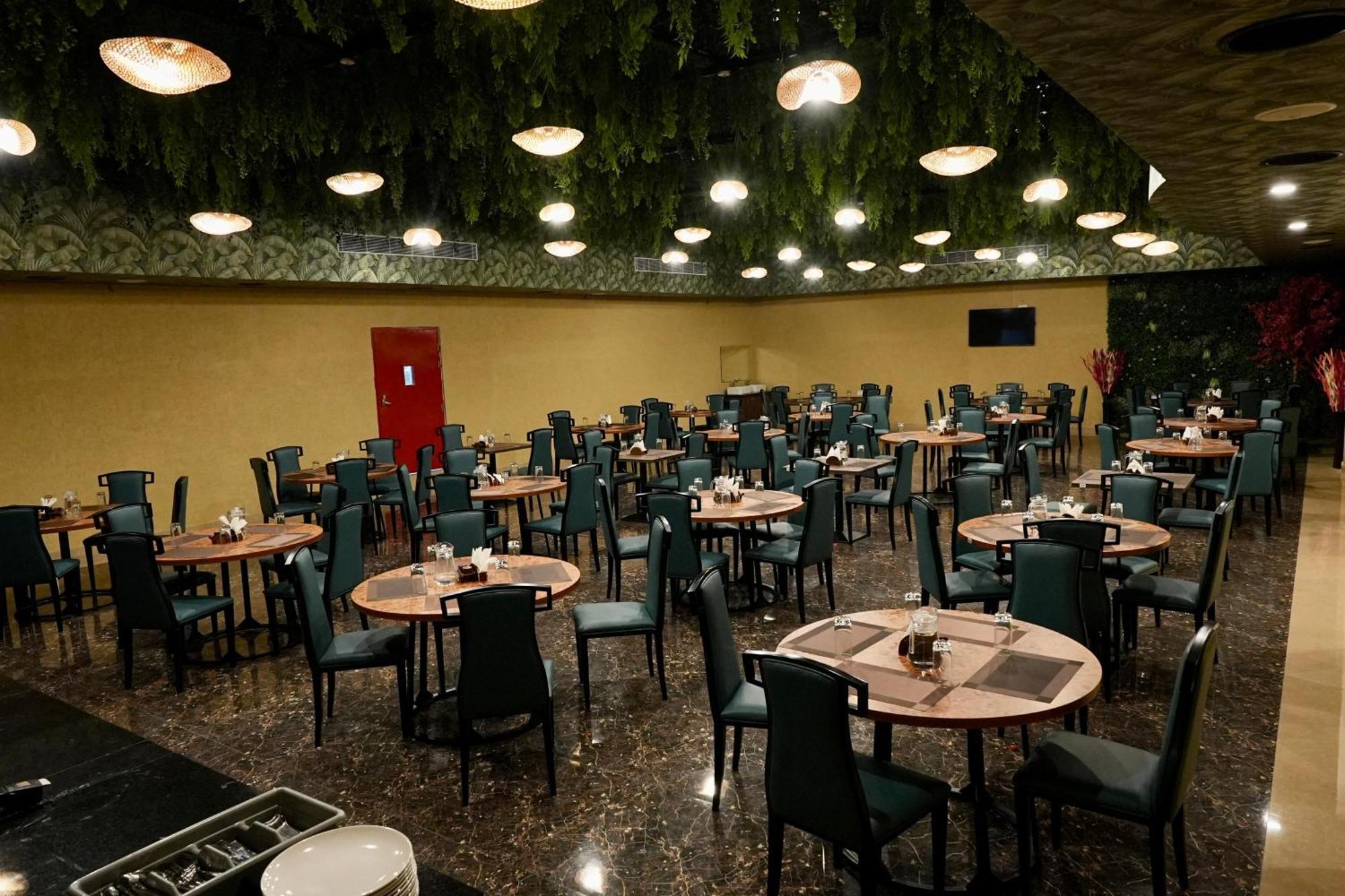 Le Royale Palace Karaikal Bagian luar foto