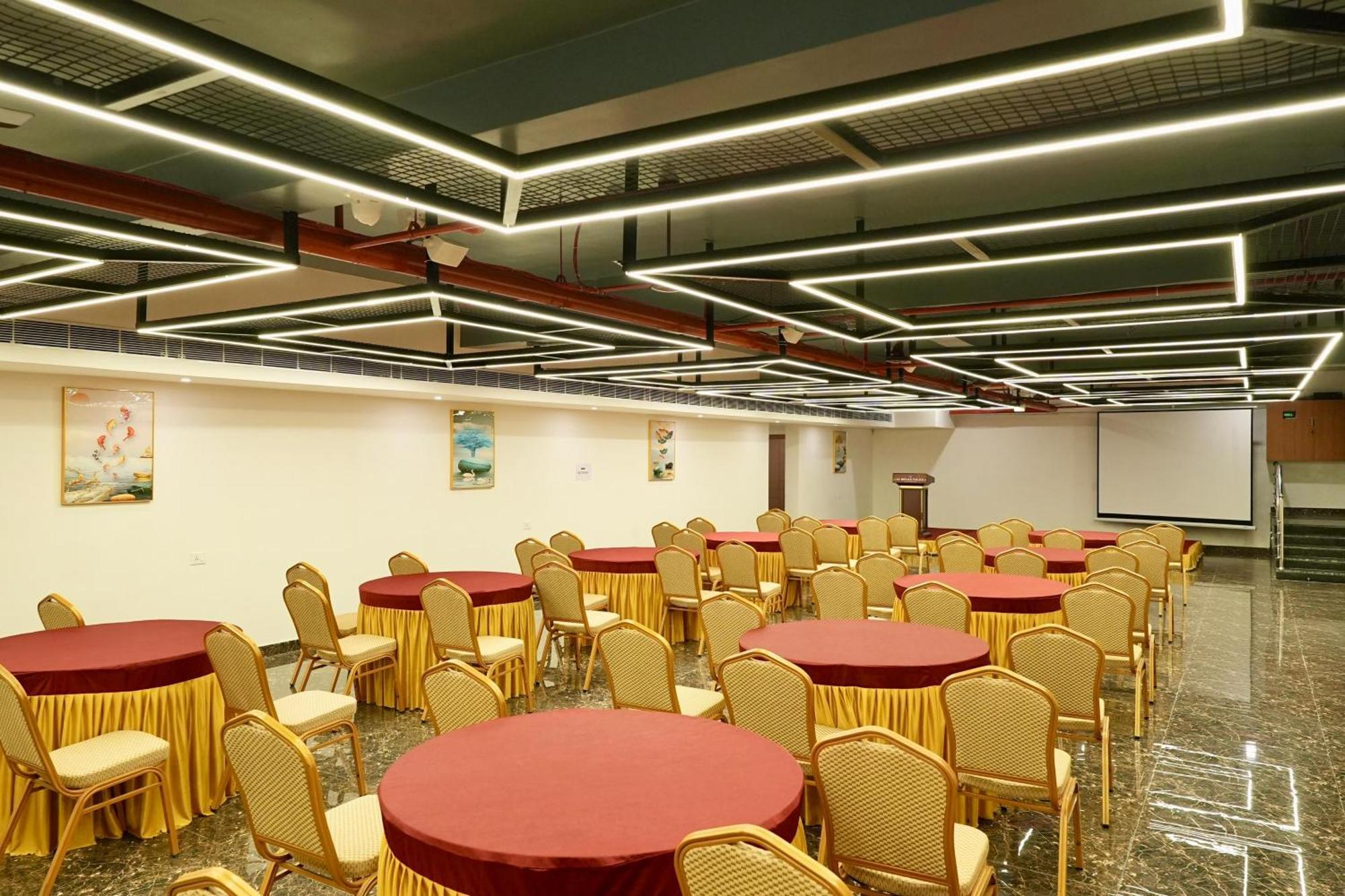 Le Royale Palace Karaikal Bagian luar foto