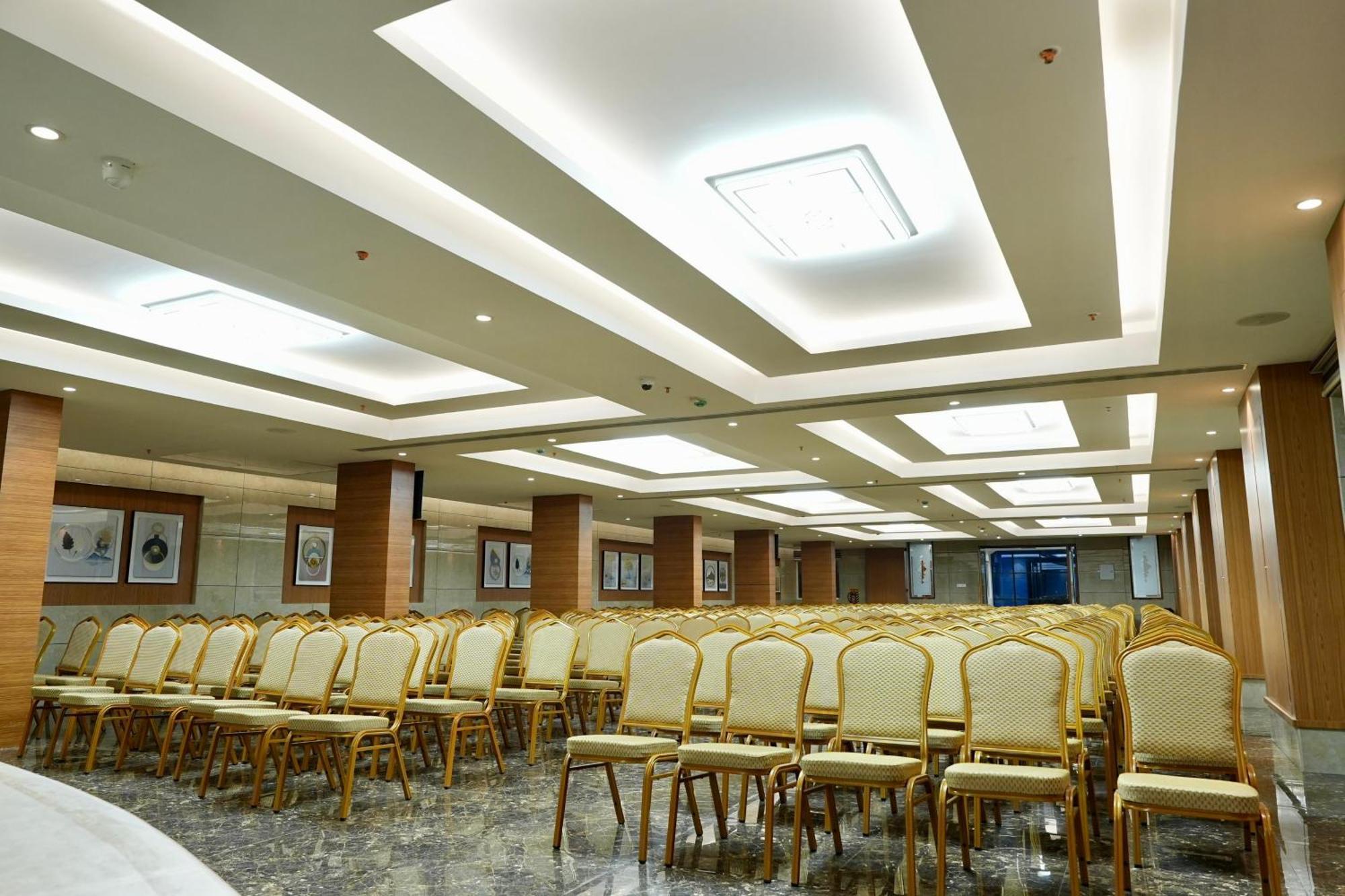 Le Royale Palace Karaikal Bagian luar foto