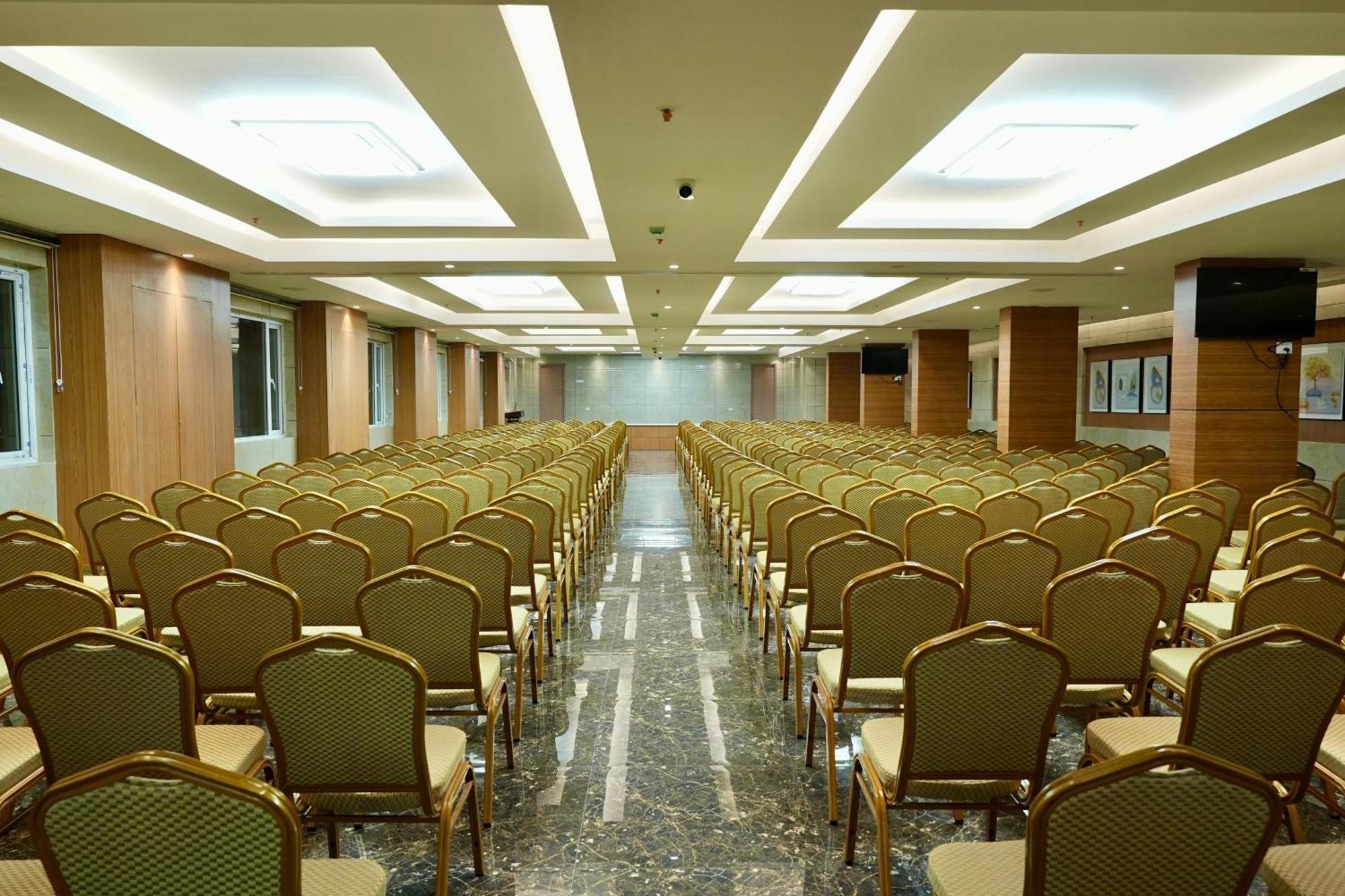 Le Royale Palace Karaikal Bagian luar foto