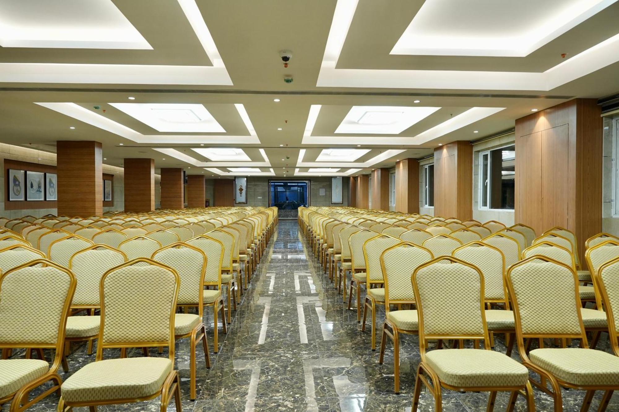 Le Royale Palace Karaikal Bagian luar foto