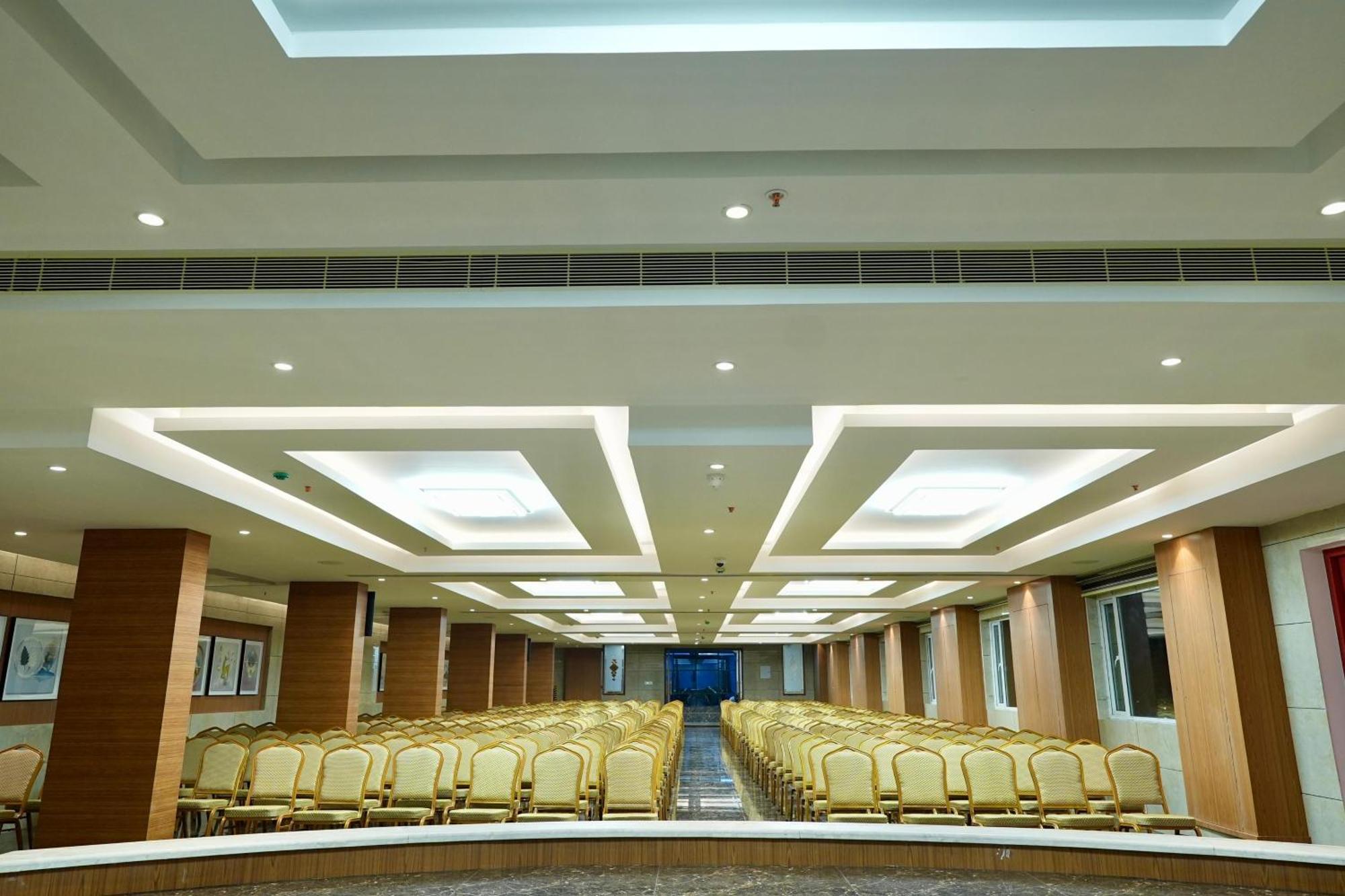 Le Royale Palace Karaikal Bagian luar foto