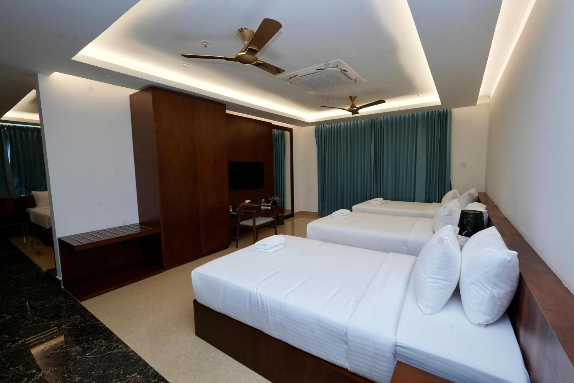 Le Royale Palace Karaikal Bagian luar foto