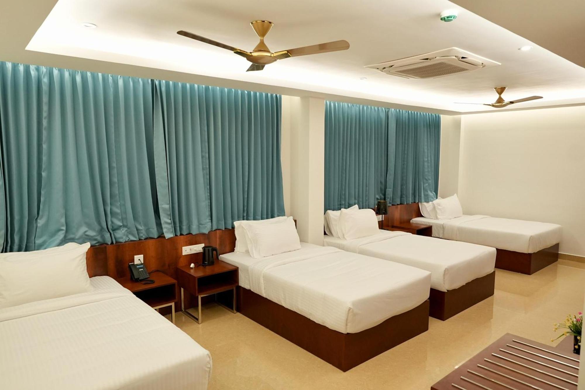 Le Royale Palace Karaikal Bagian luar foto