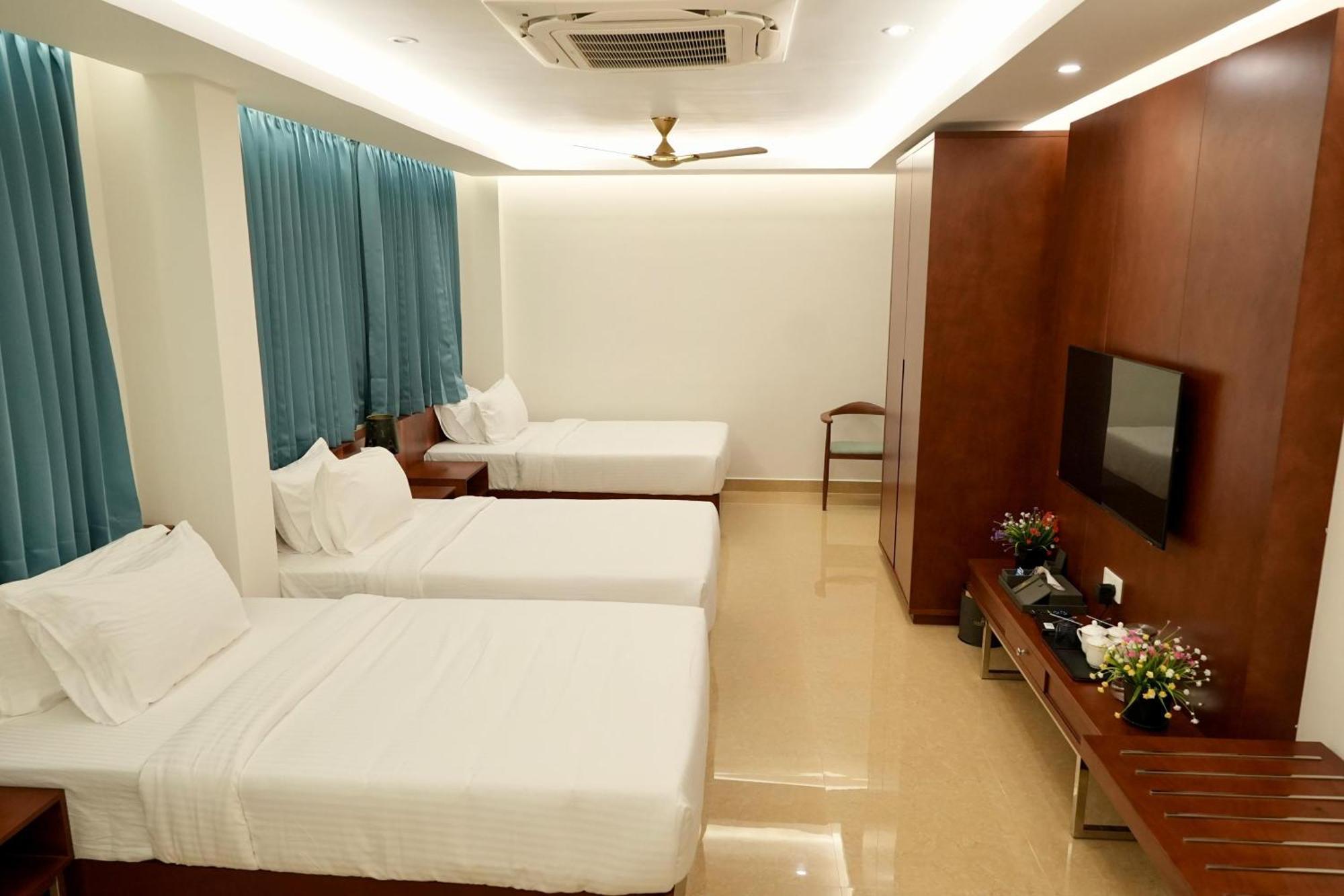 Le Royale Palace Karaikal Bagian luar foto