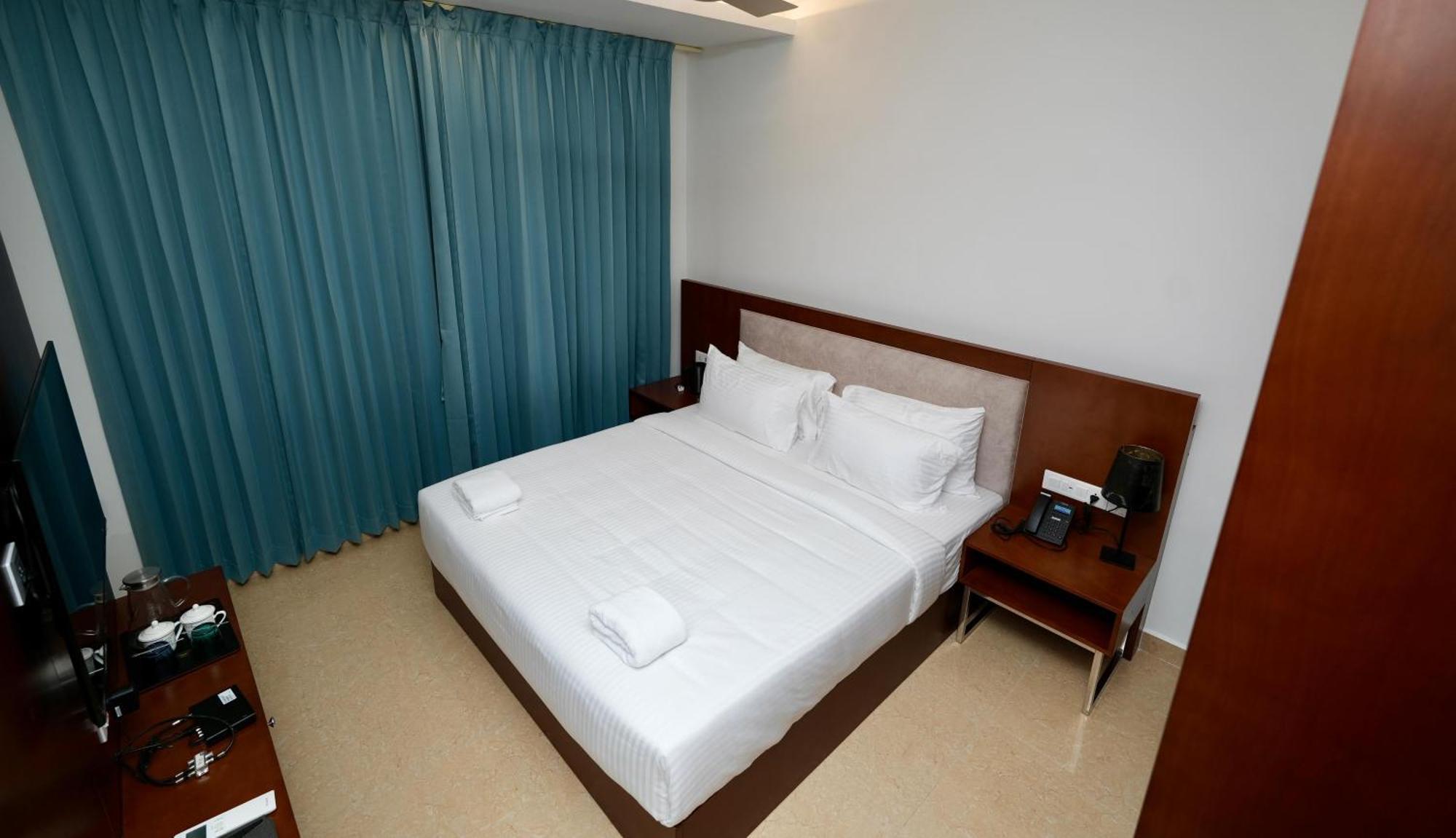 Le Royale Palace Karaikal Bagian luar foto