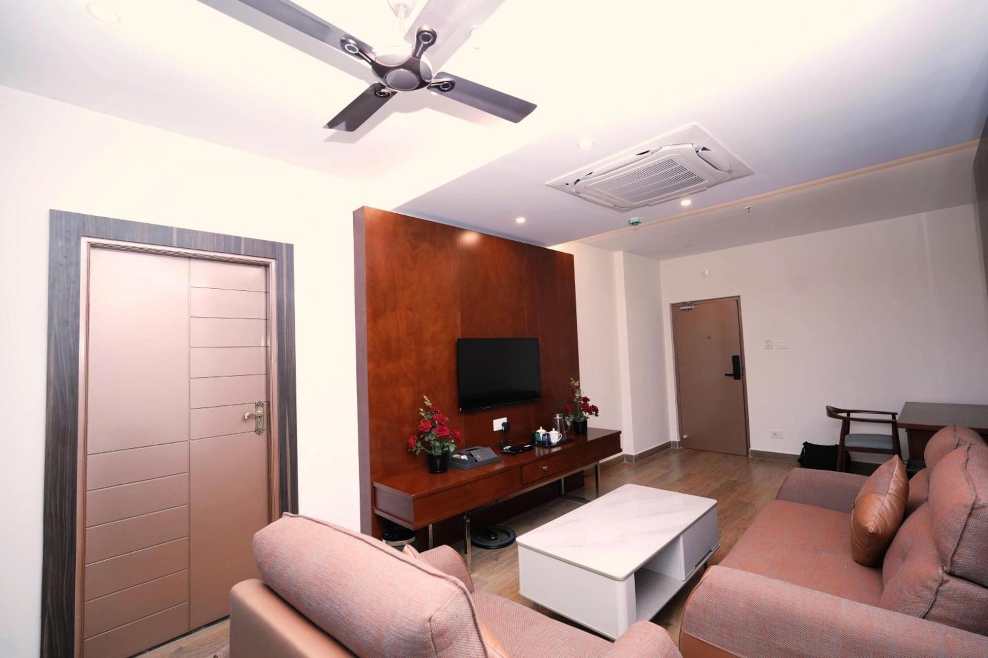 Le Royale Palace Karaikal Bagian luar foto