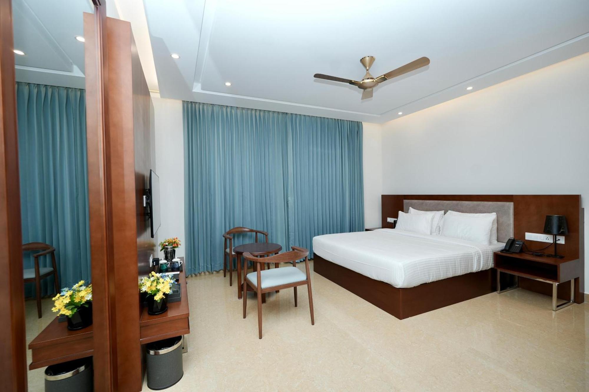Le Royale Palace Karaikal Bagian luar foto