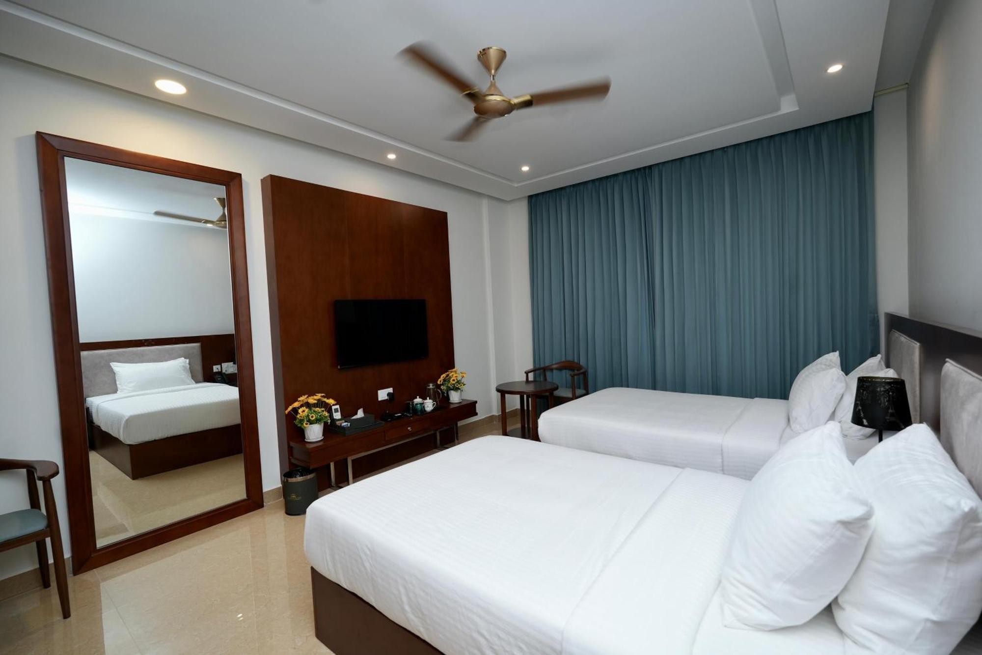 Le Royale Palace Karaikal Bagian luar foto