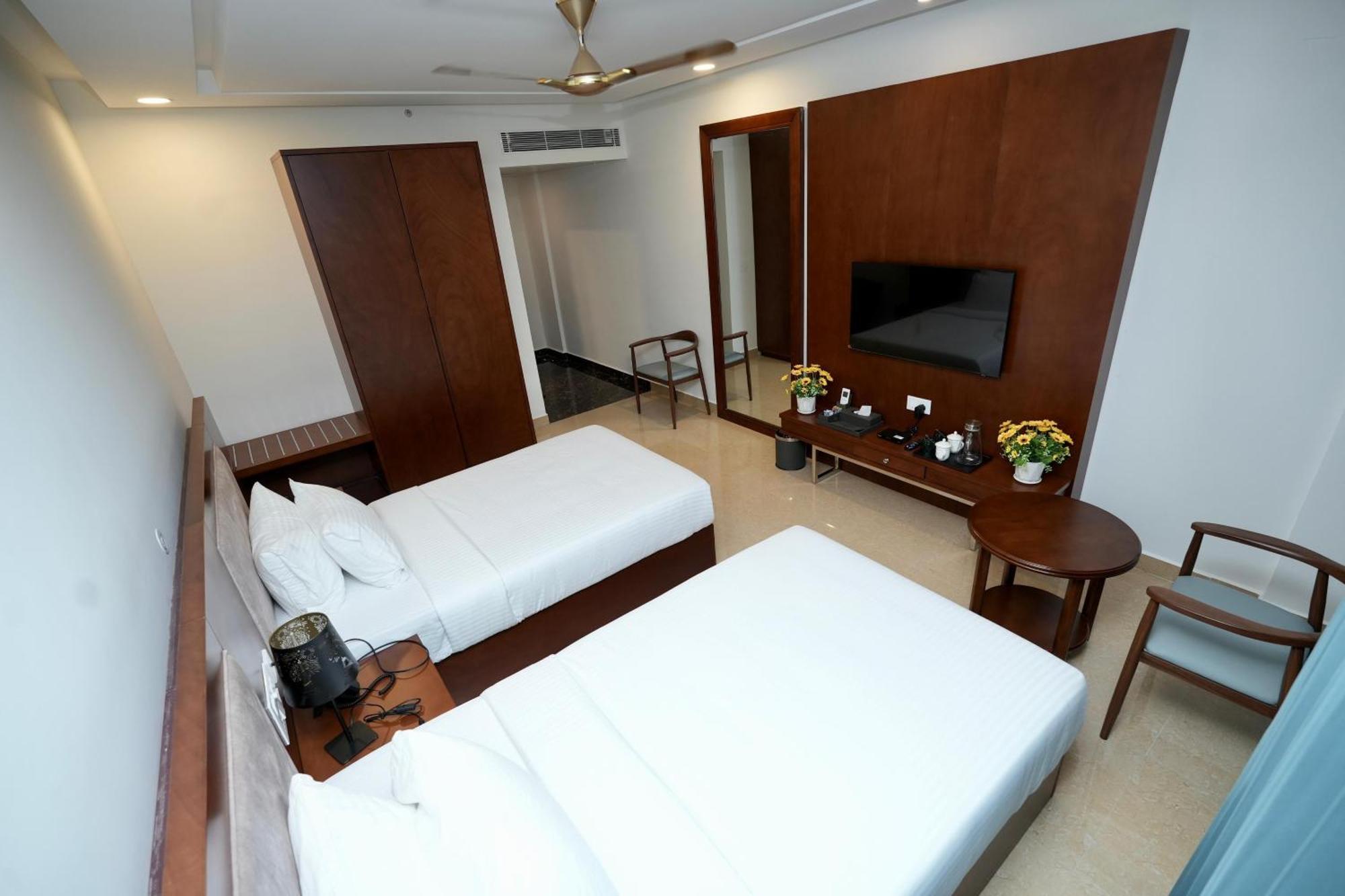 Le Royale Palace Karaikal Bagian luar foto