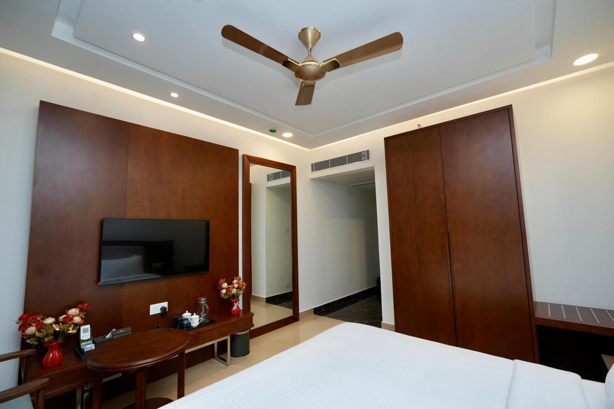 Le Royale Palace Karaikal Bagian luar foto