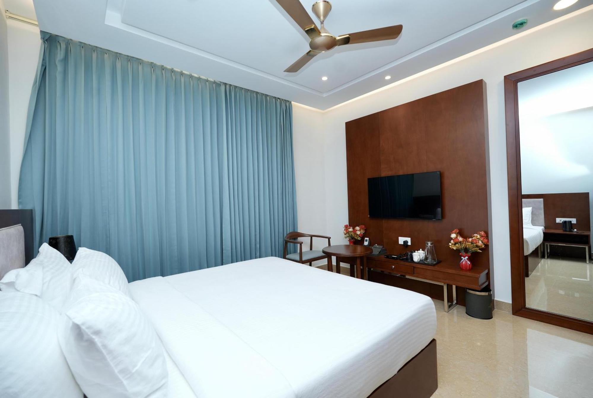Le Royale Palace Karaikal Bagian luar foto