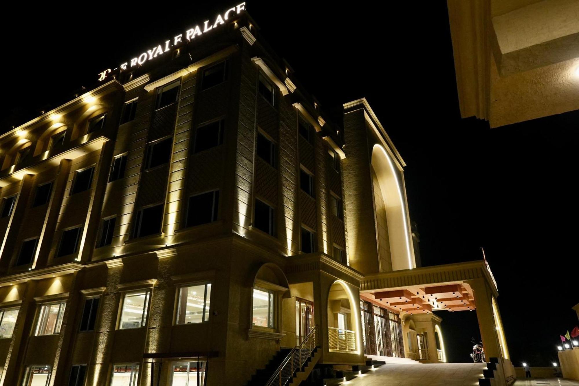 Le Royale Palace Karaikal Bagian luar foto