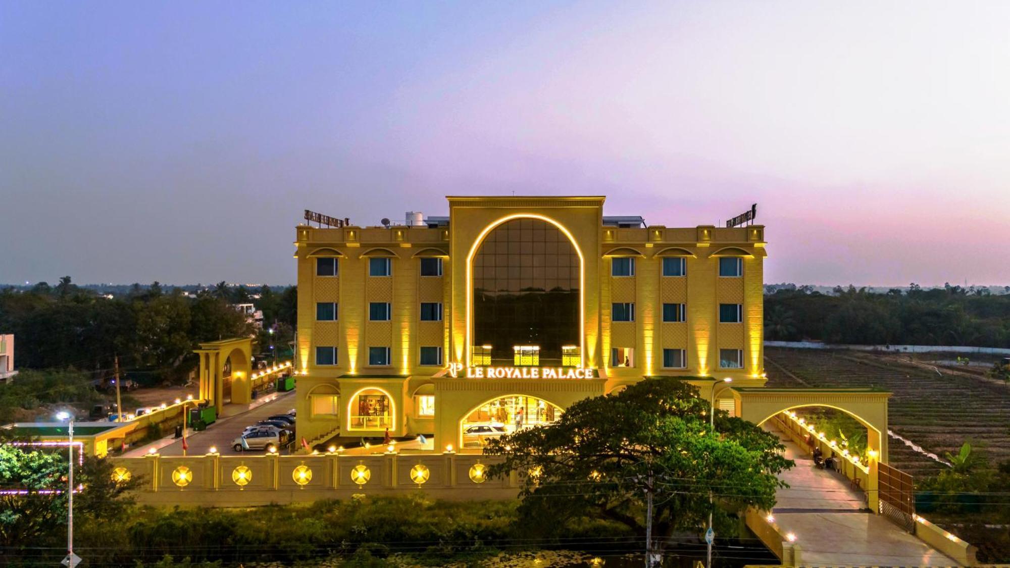 Le Royale Palace Karaikal Bagian luar foto